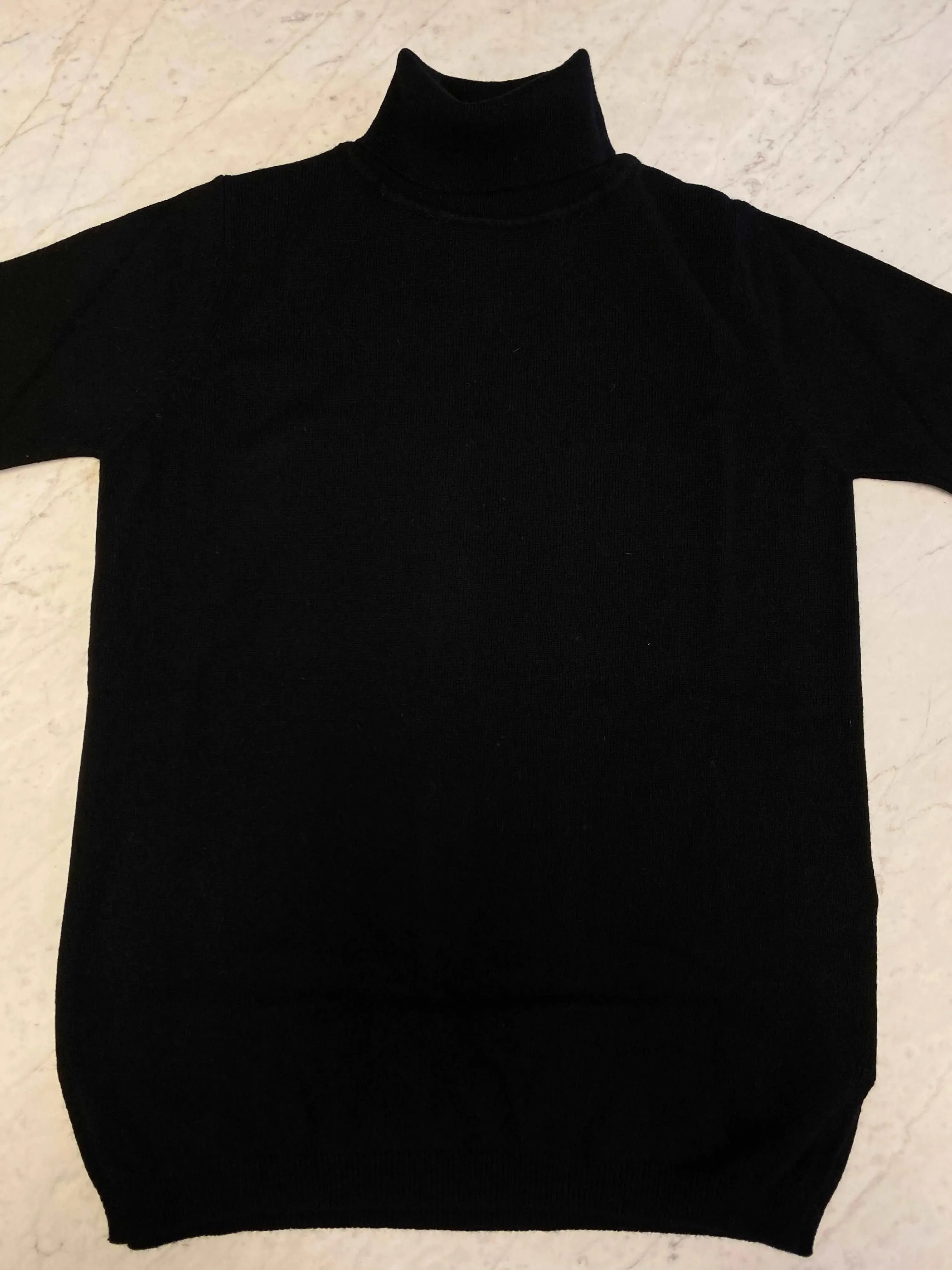 Cashmere Polo Shirt | Rebranded | Svart